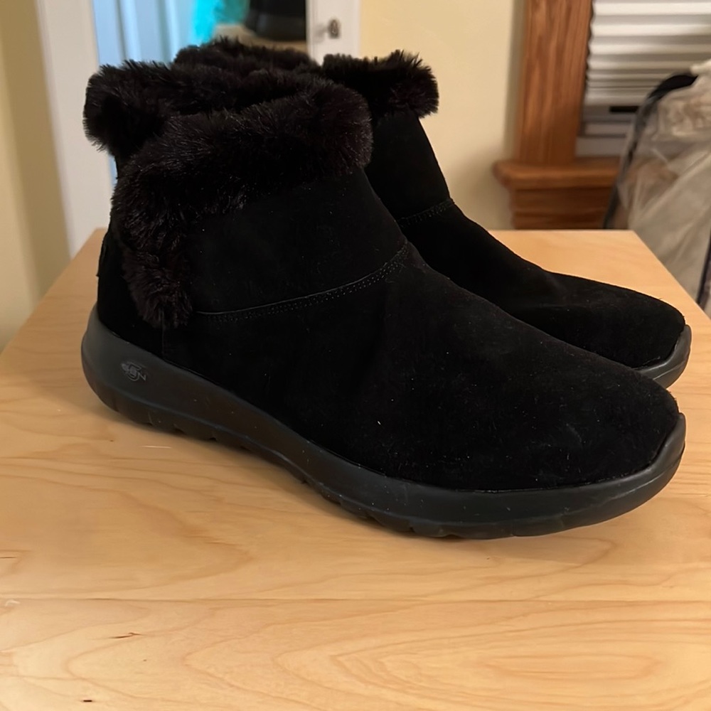 Skechers On-the-Go Joy Bundle Up - Women’s Size 9.5 - EUC